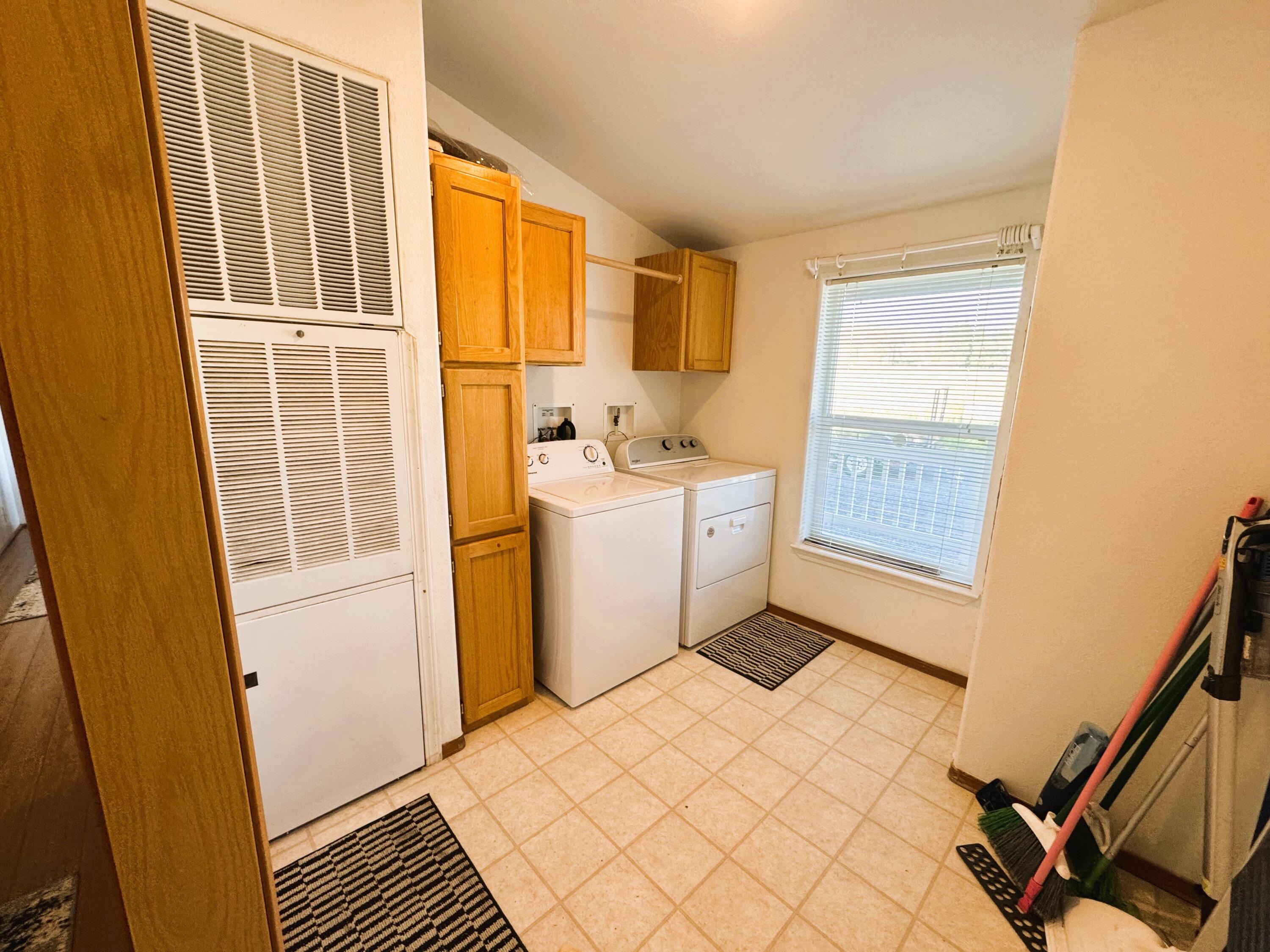 39030 Modoc Point Road Chiloquin, OR 97624 - Photo 19 of 37 large laundry room