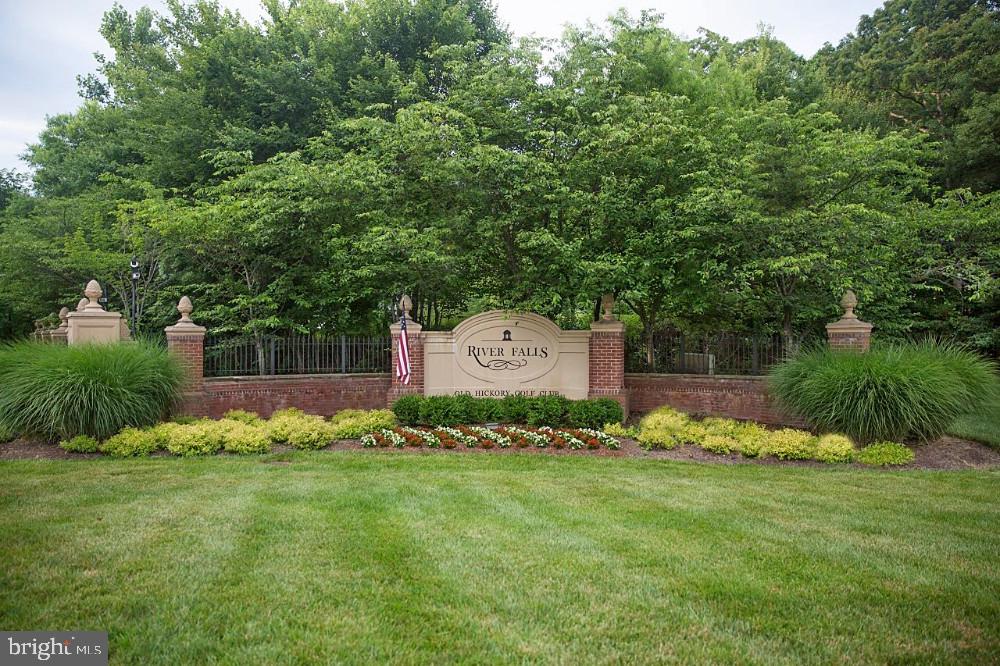 4619 Beaufont Spring Court Woodbridge, VA 22192 - Photo 32 of 42 a view of a lush green outdoor space