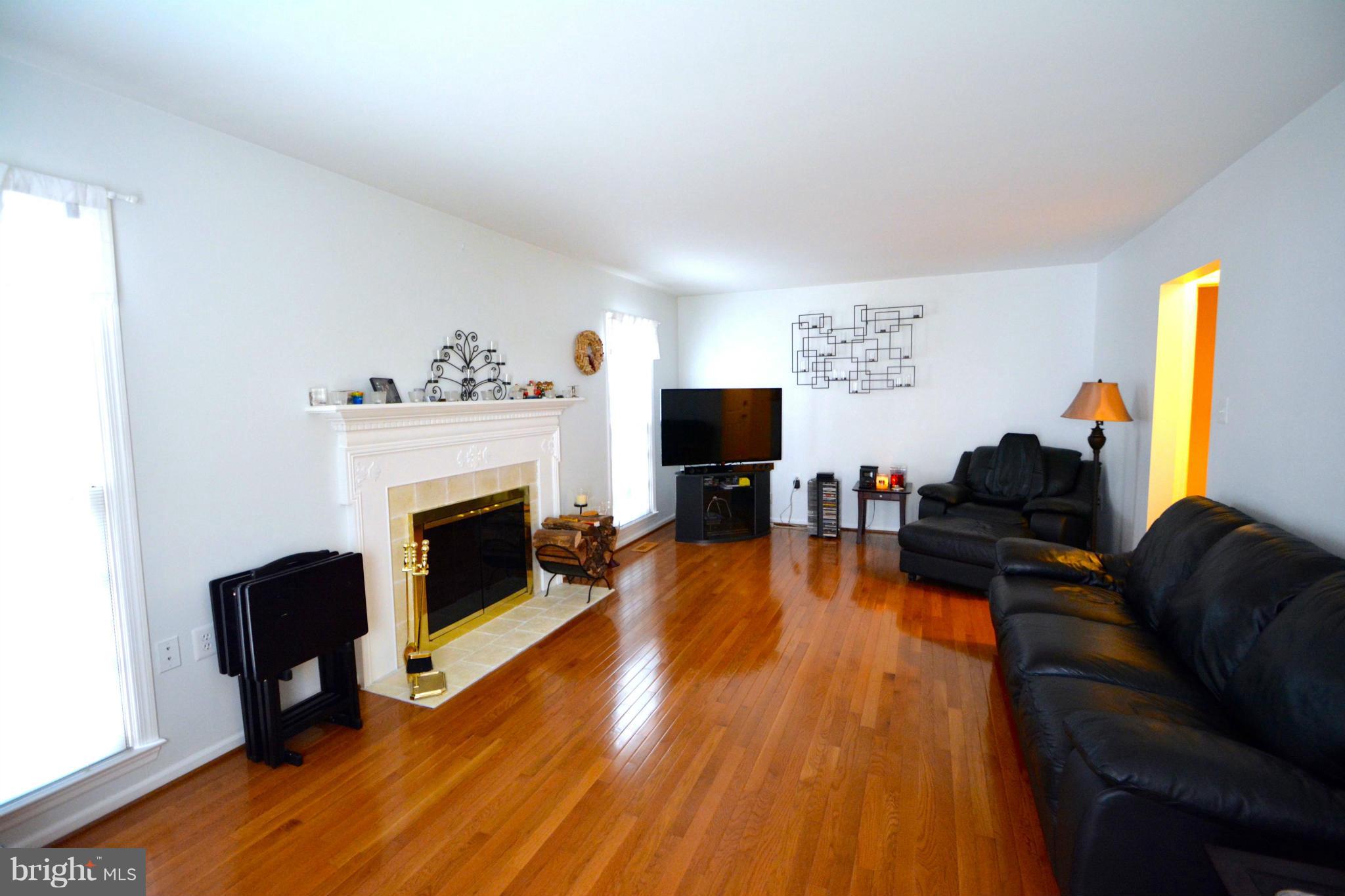 5664 Ridge View Drive Alexandria, VA 22310 - Photo 5 of 12 Living Room