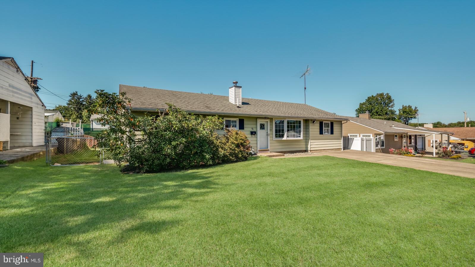 267 Yorkshire Road Fairless Hills, PA 19030 - Photo 4 of 25 Gallery Image 4