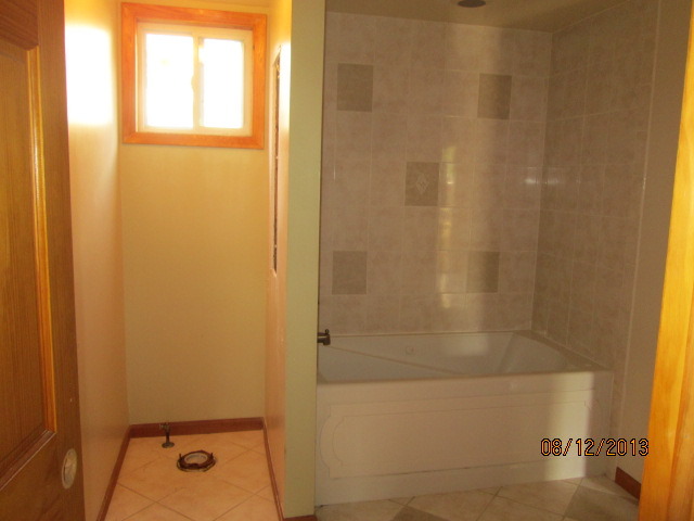 113 Garfield Road Harvard, IL 60033 - Photo 6 of 11 a bathroom with a shower