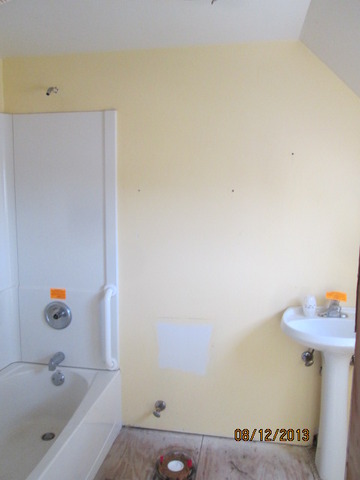 113 Garfield Road Harvard, IL 60033 - Photo 9 of 11 a bathroom with a bathtub