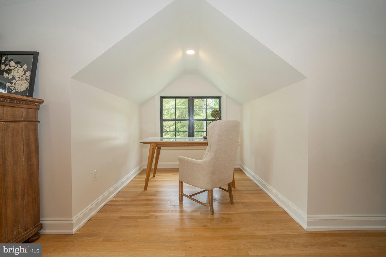 161 Hunters Lane Devon, PA 19333 - Photo 47 of 86 Bedroom #2 Desk niche
