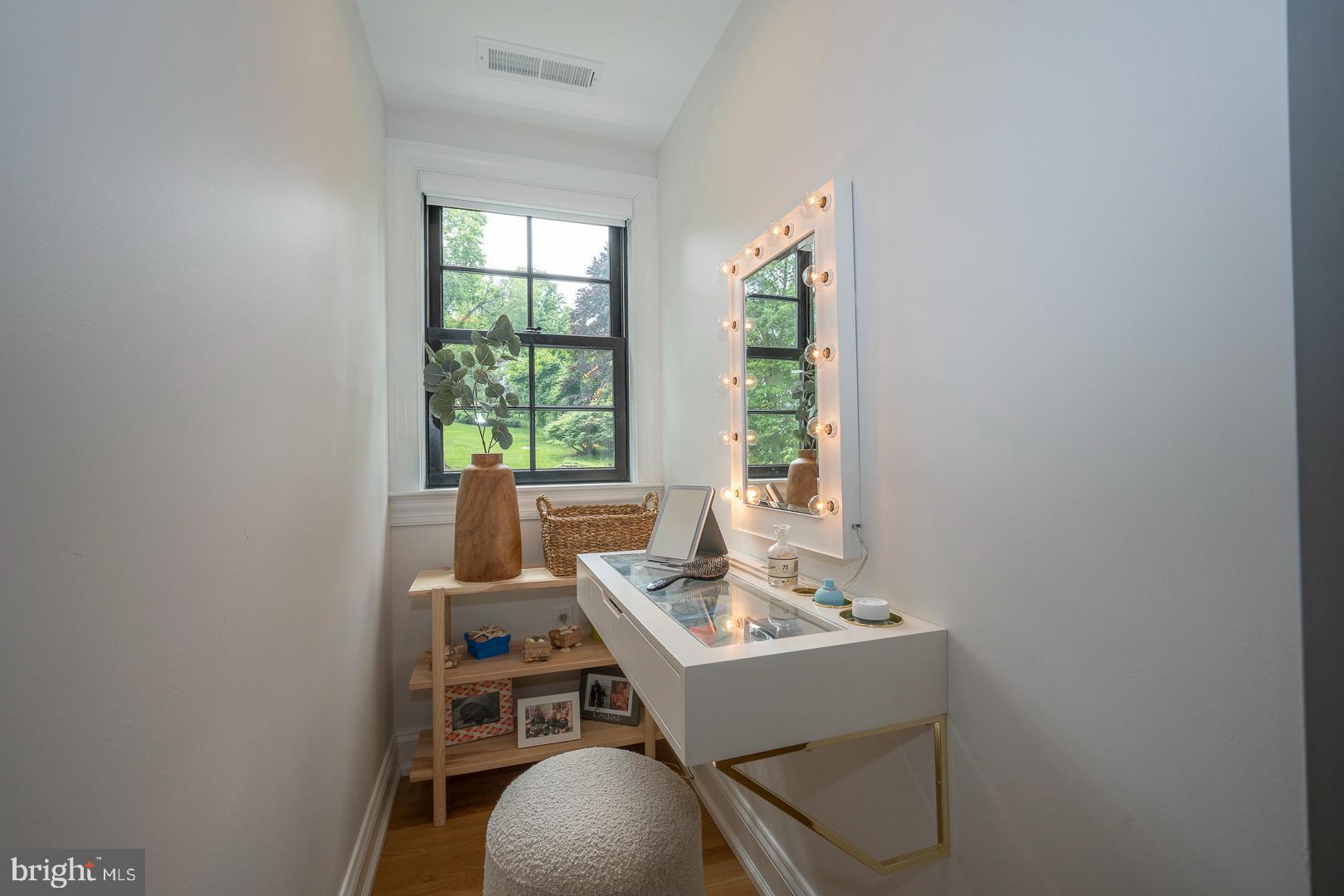 161 Hunters Lane Devon, PA 19333 - Photo 54 of 86 Make-up niche