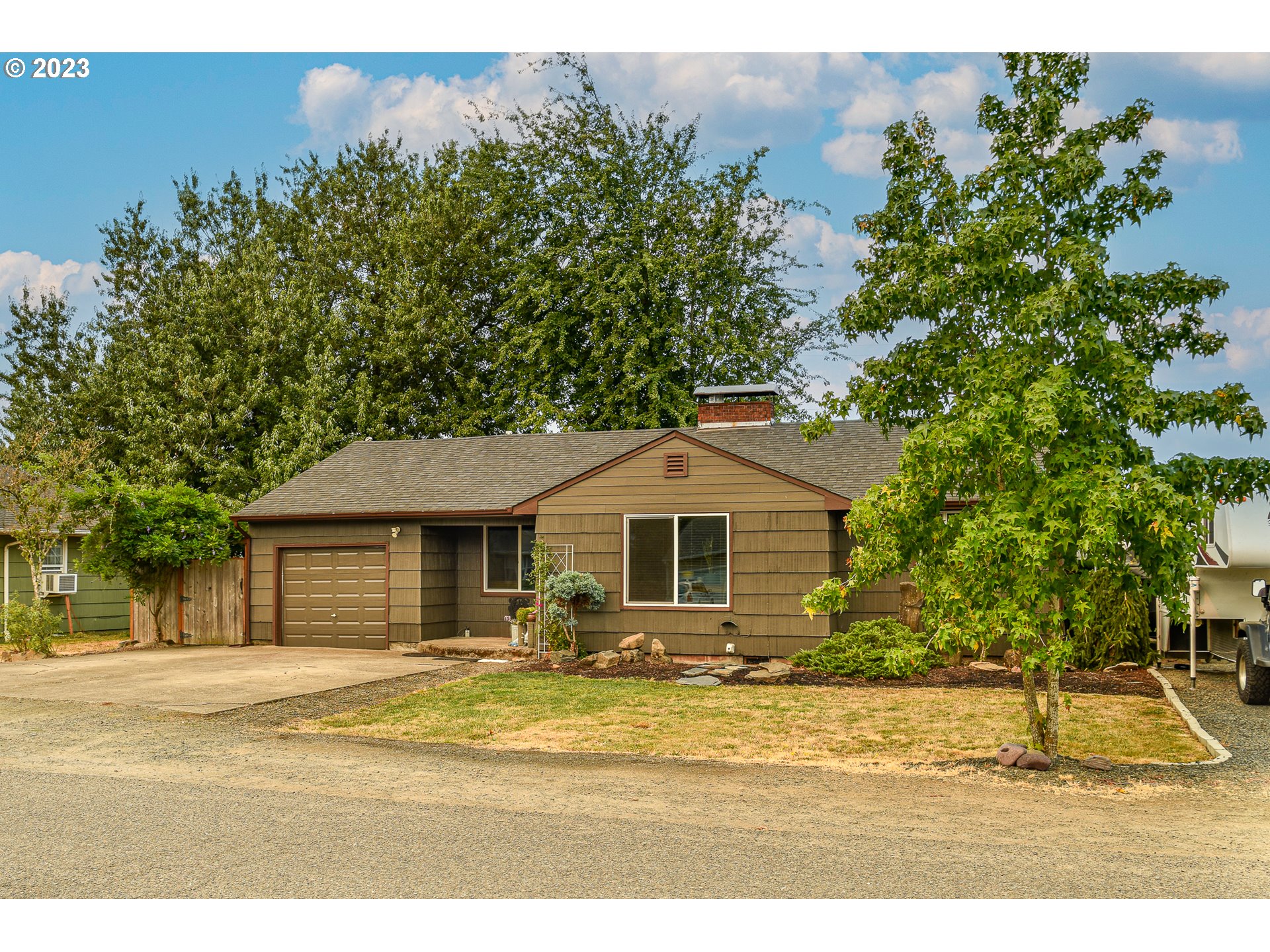 570 33rd Street Springfield, OR 97478 - Photo 3 of 38 Exterior