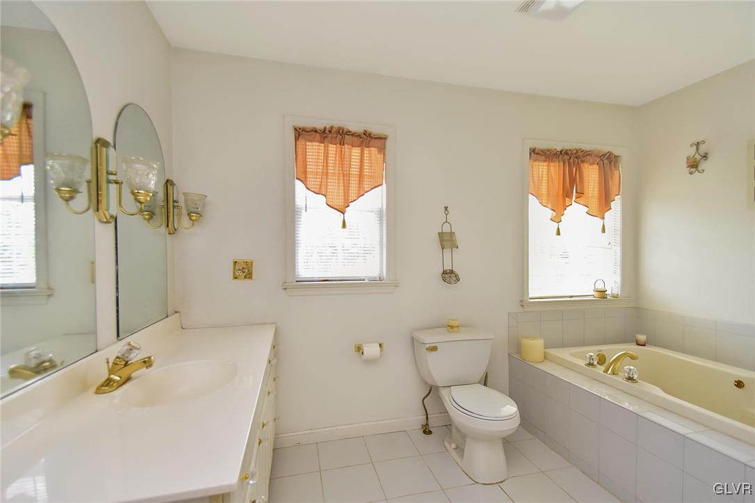 105 Hahn Road Stroudsburg, PA 18360 - Photo 36 of 45 a bathroom with a sink a toilet and bathtub