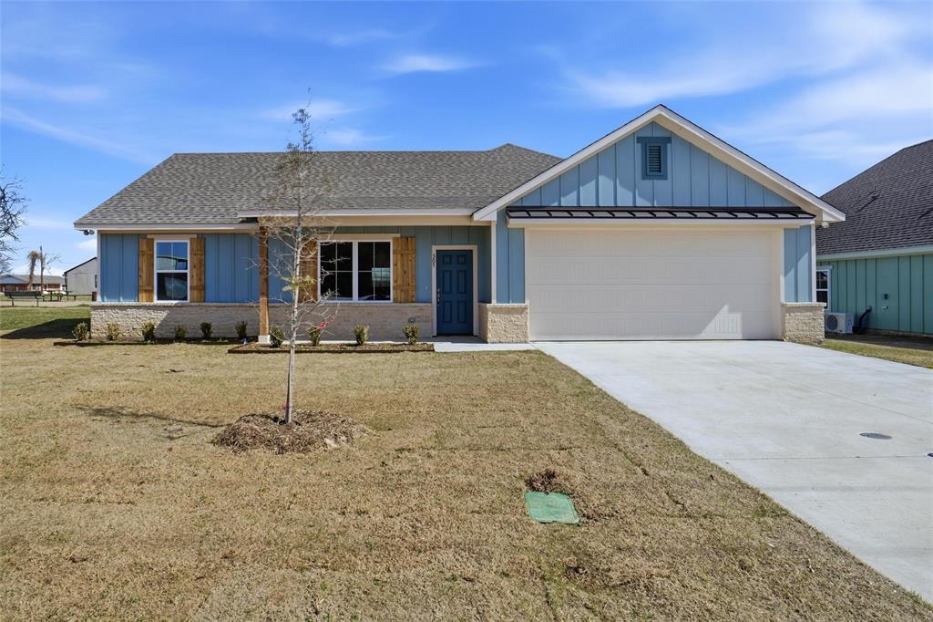 307 Railroad Avenue Sanger, TX 76266 - Photo 1 of 25