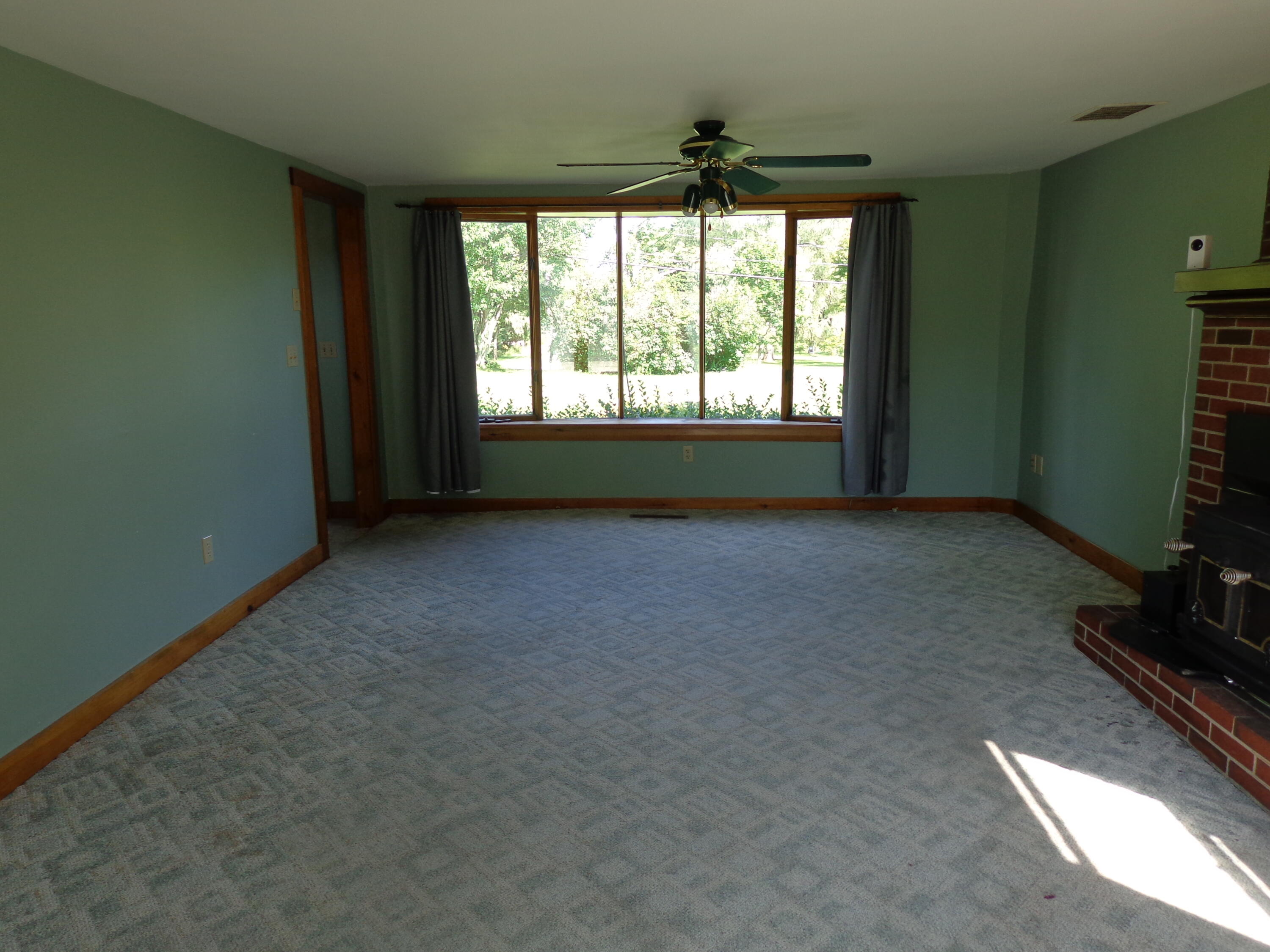 1386 State Route 32 Round Pond, ME 04564 - Photo 23 of 80 Living Room