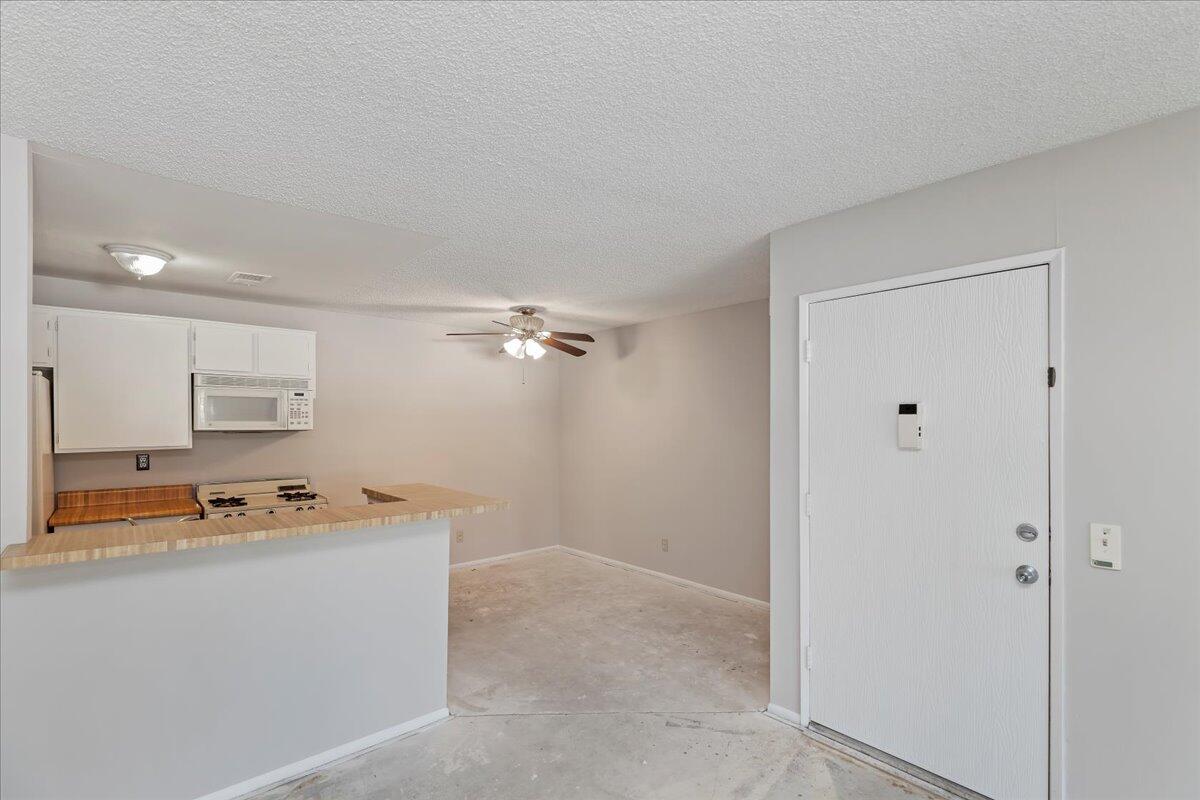 26200 Redlands Boulevard, Unit 68 Redlands, CA 92373 - Photo 19 of 32 a room with furniture a table and chair