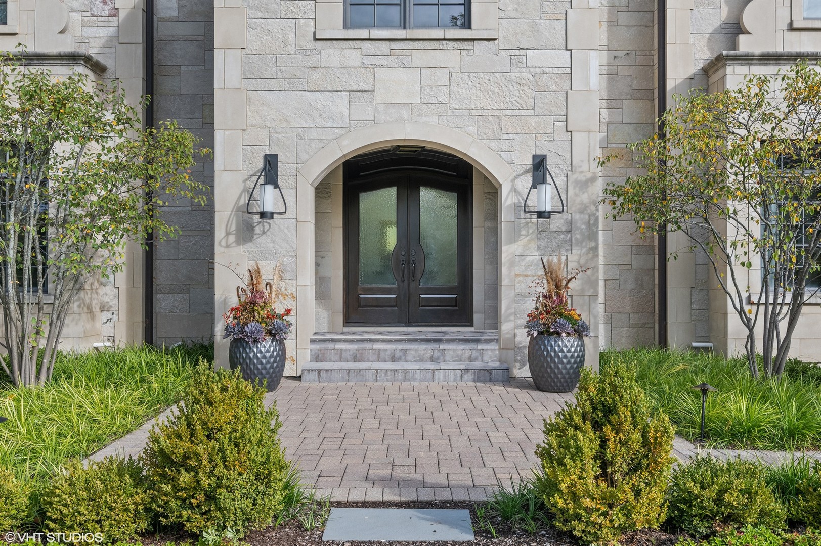 375 Old Farm Road Northfield, IL 60093 - Photo 5 of 78 a front view of a house with garden