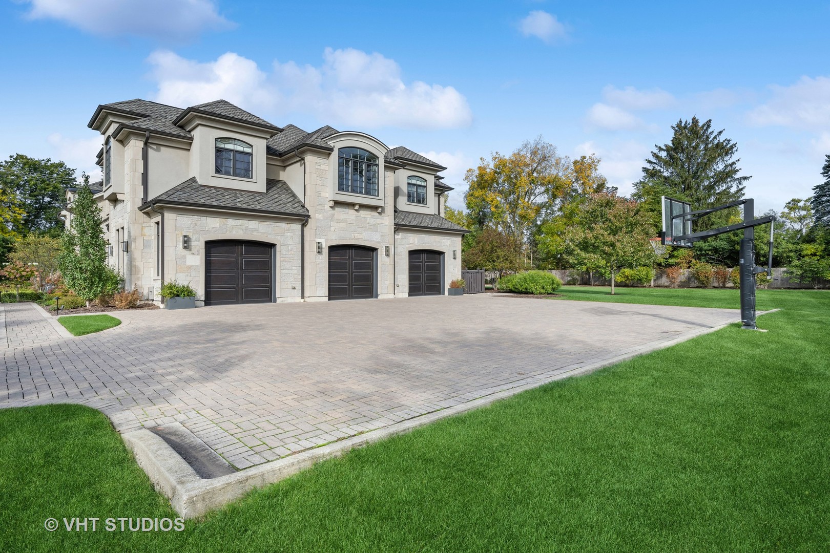 375 Old Farm Road Northfield, IL 60093 - Photo 67 of 78 a front view of a house with a yard