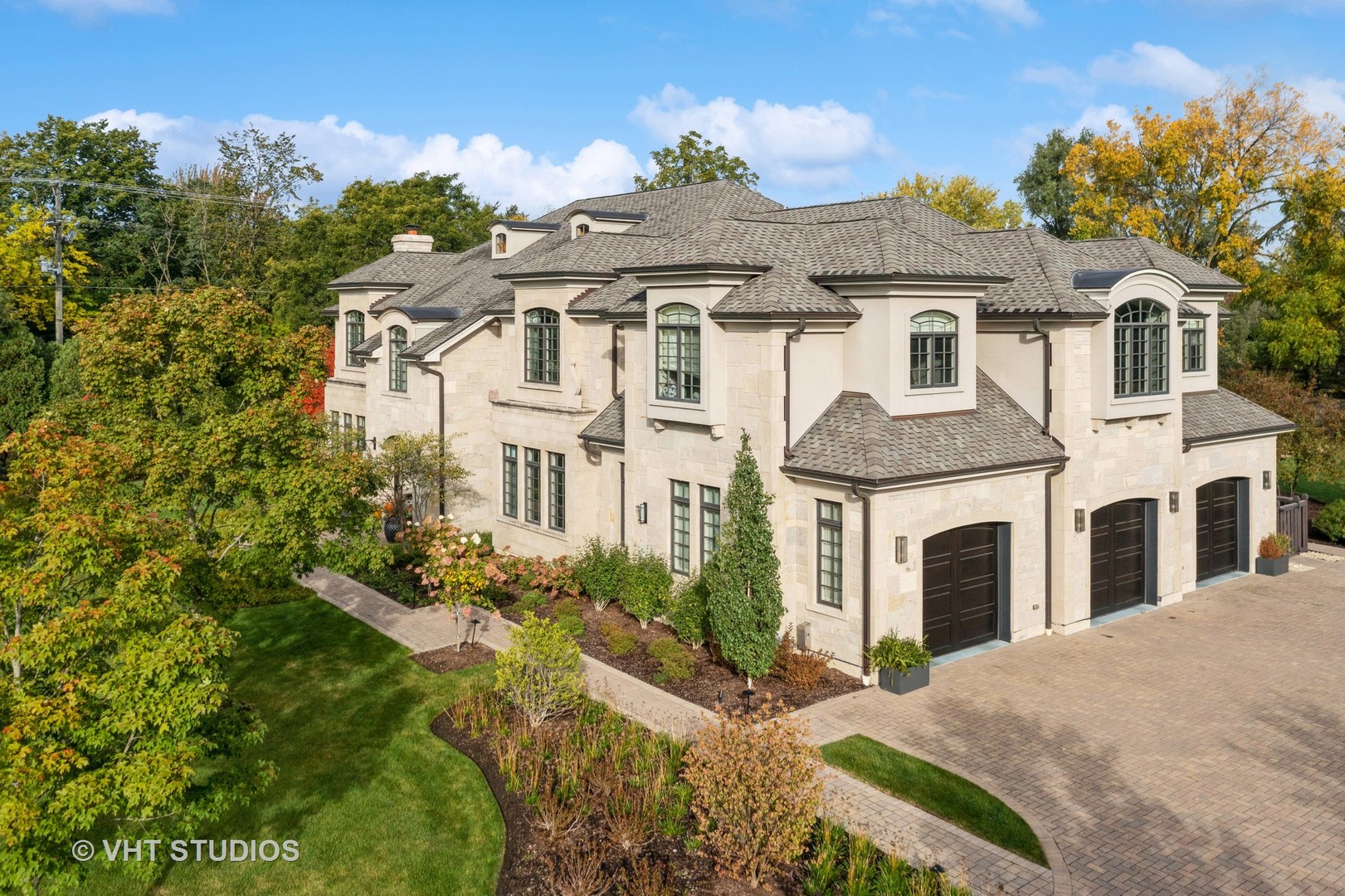 375 Old Farm Road Northfield, IL 60093 - Photo 68 of 78 a front view of a house with a garden