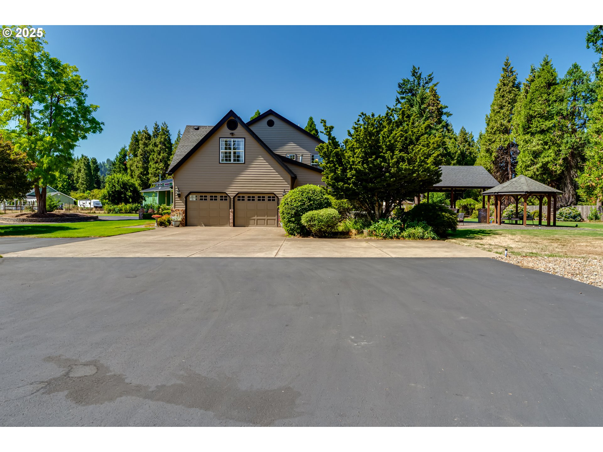 39125 Easton Lane Springfield, OR 97478 - Photo 46 of 47 a front view of a house with a yard and garage