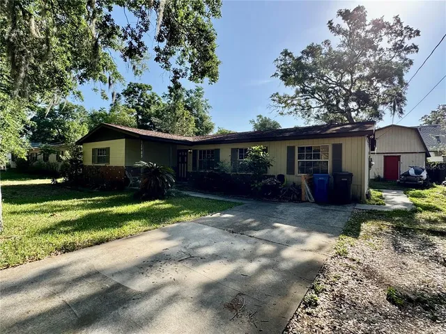 a view of a house with a yard