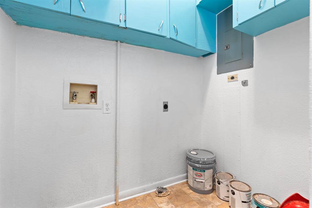 235 Country Drive Waco, TX 76705 - Photo 13 of 29 a bathroom with a shower