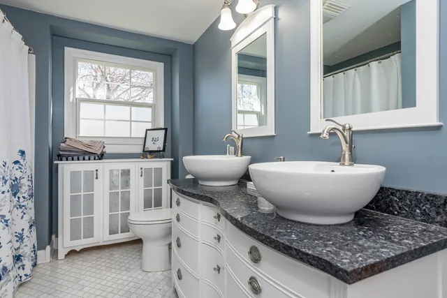 $364,000 | 419 Northgate Road, Lindenhurst, IL 60046