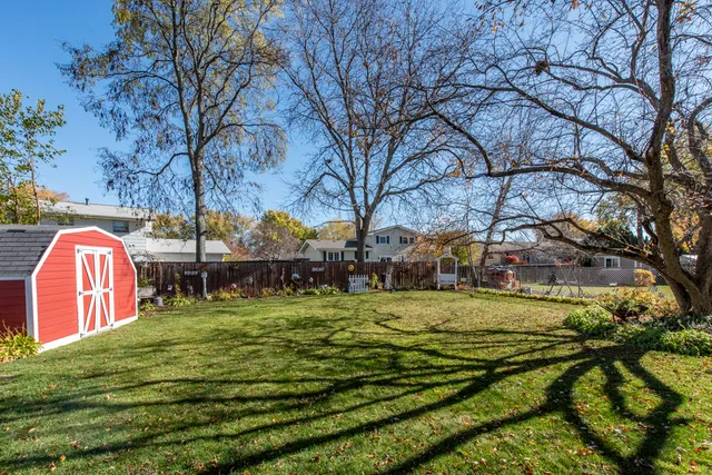 $364,000 | 419 Northgate Road, Lindenhurst, IL 60046