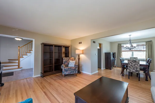 $364,000 | 419 Northgate Road, Lindenhurst, IL 60046