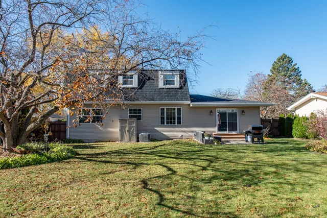 $364,000 | 419 Northgate Road, Lindenhurst, IL 60046