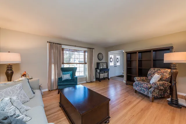 $364,000 | 419 Northgate Road, Lindenhurst, IL 60046