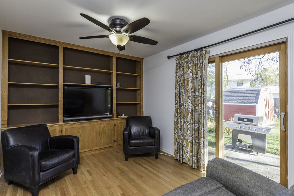 419 Northgate Road Lindenhurst, IL 60046 - Photo 9 of 23 a living room with furniture and a flat screen tv