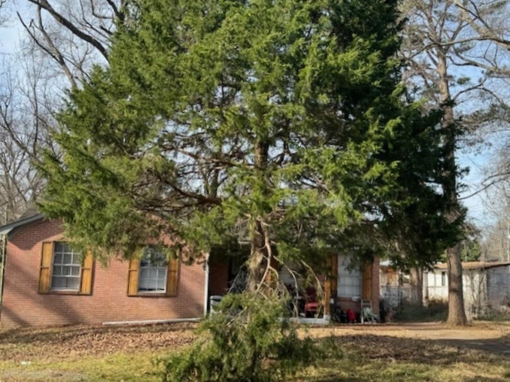4897 Southaven Road Memphis, TN 38109 - Photo 3 of 3 a front view of a house with a garden