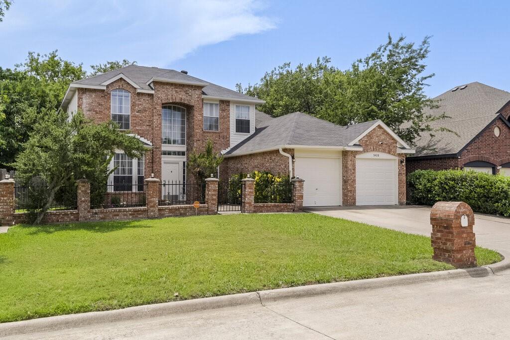 5428 Rolling Green Road Arlington, TX 76017 - Photo 4 of 29 The front courtyard adds unique character!