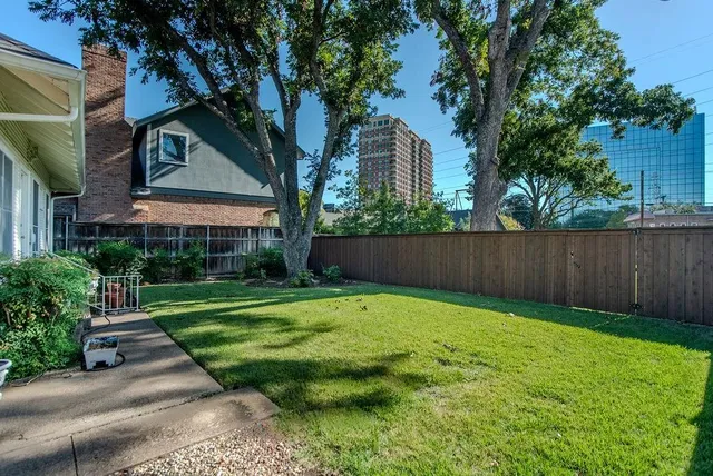 a view of a back yard