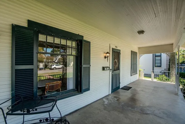 a view of an entryway of the house