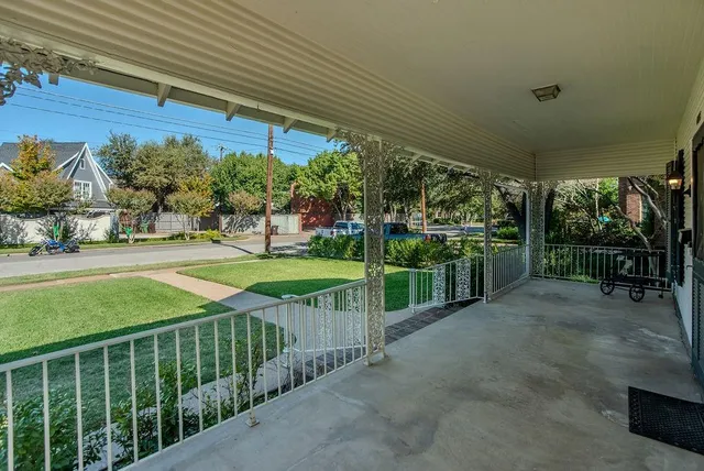 a view of a backyard