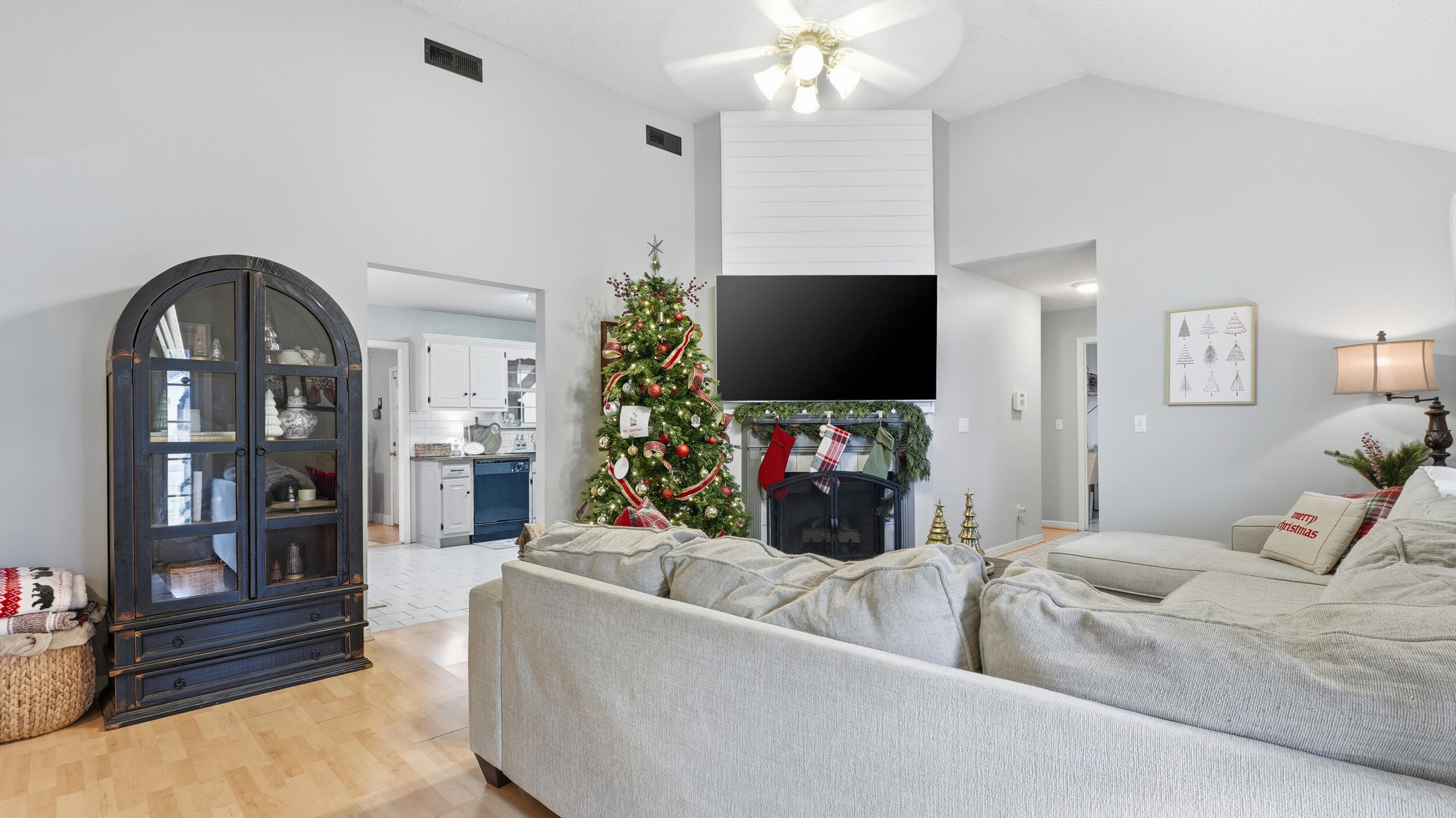 699 Colony Circle Fort Oglethorpe, GA 30742 - Photo 3 of 25 Living room