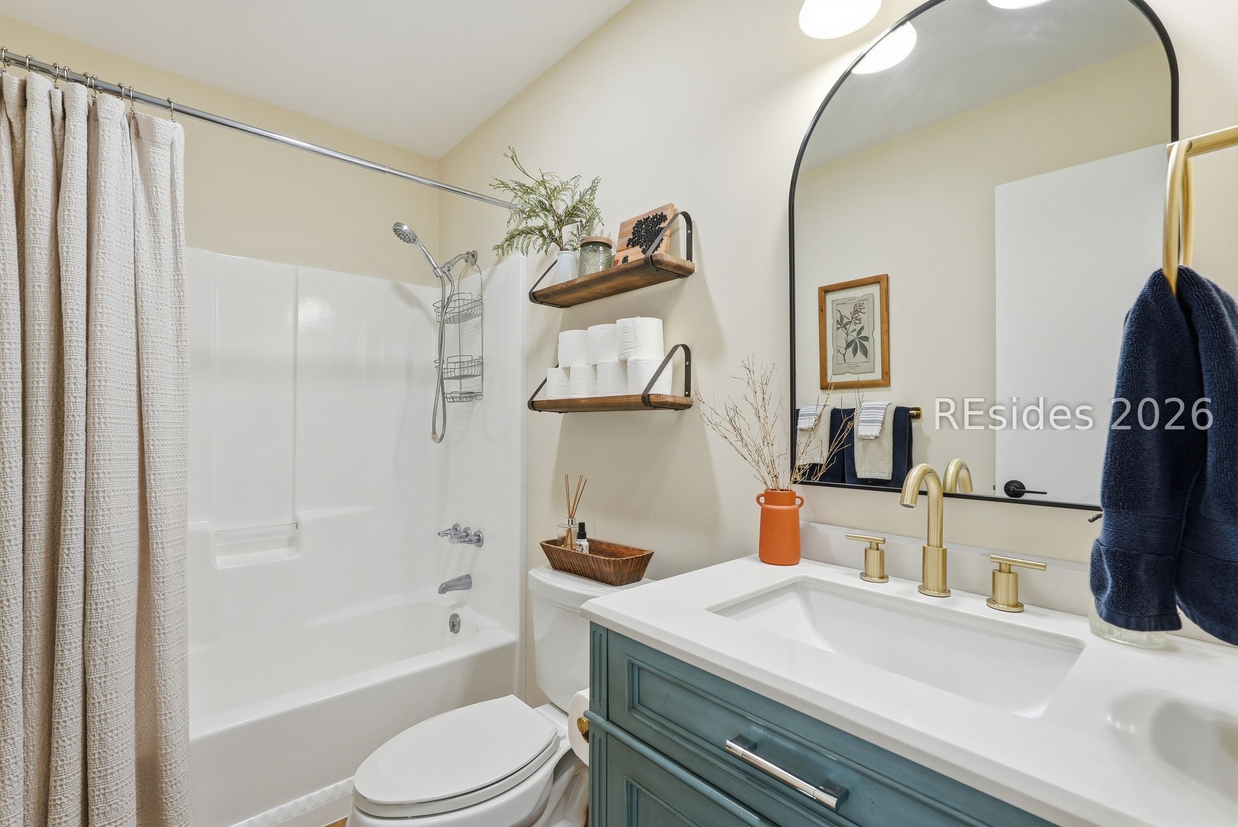 662 Old House Road Ridgeland, SC 29936 - Photo 22 of 54 Beautifully updated guest bathroom.
