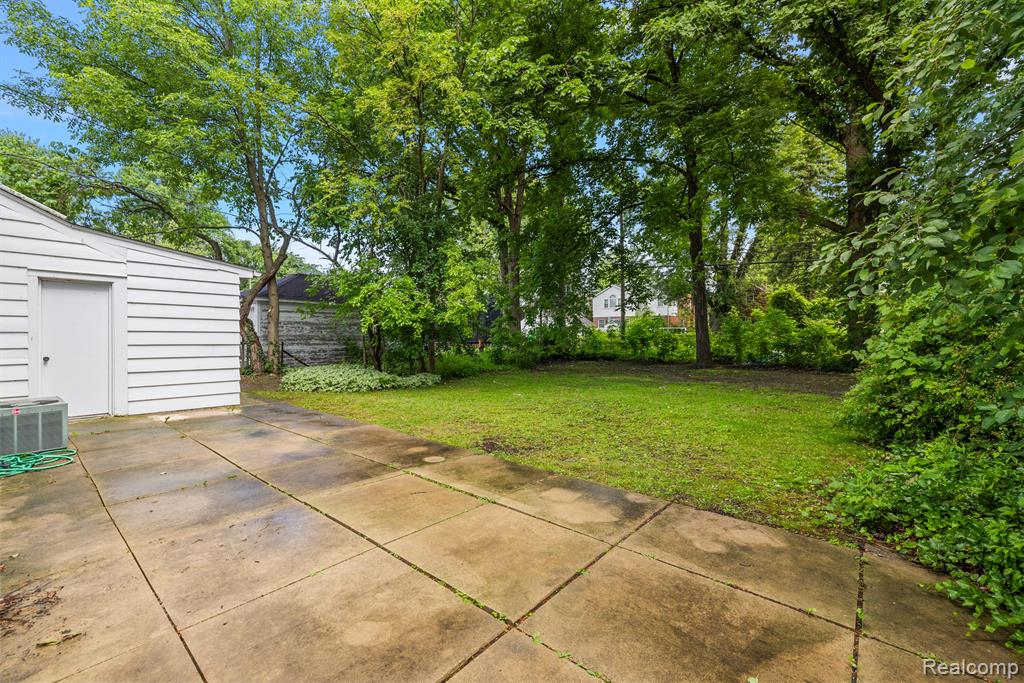 1442 Hampton Road Grosse Pointe Woods, MI 48236 - Photo 28 of 32