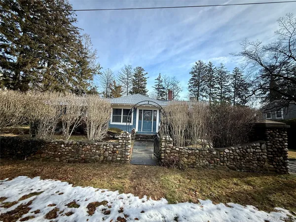 a view of a back yard of the house