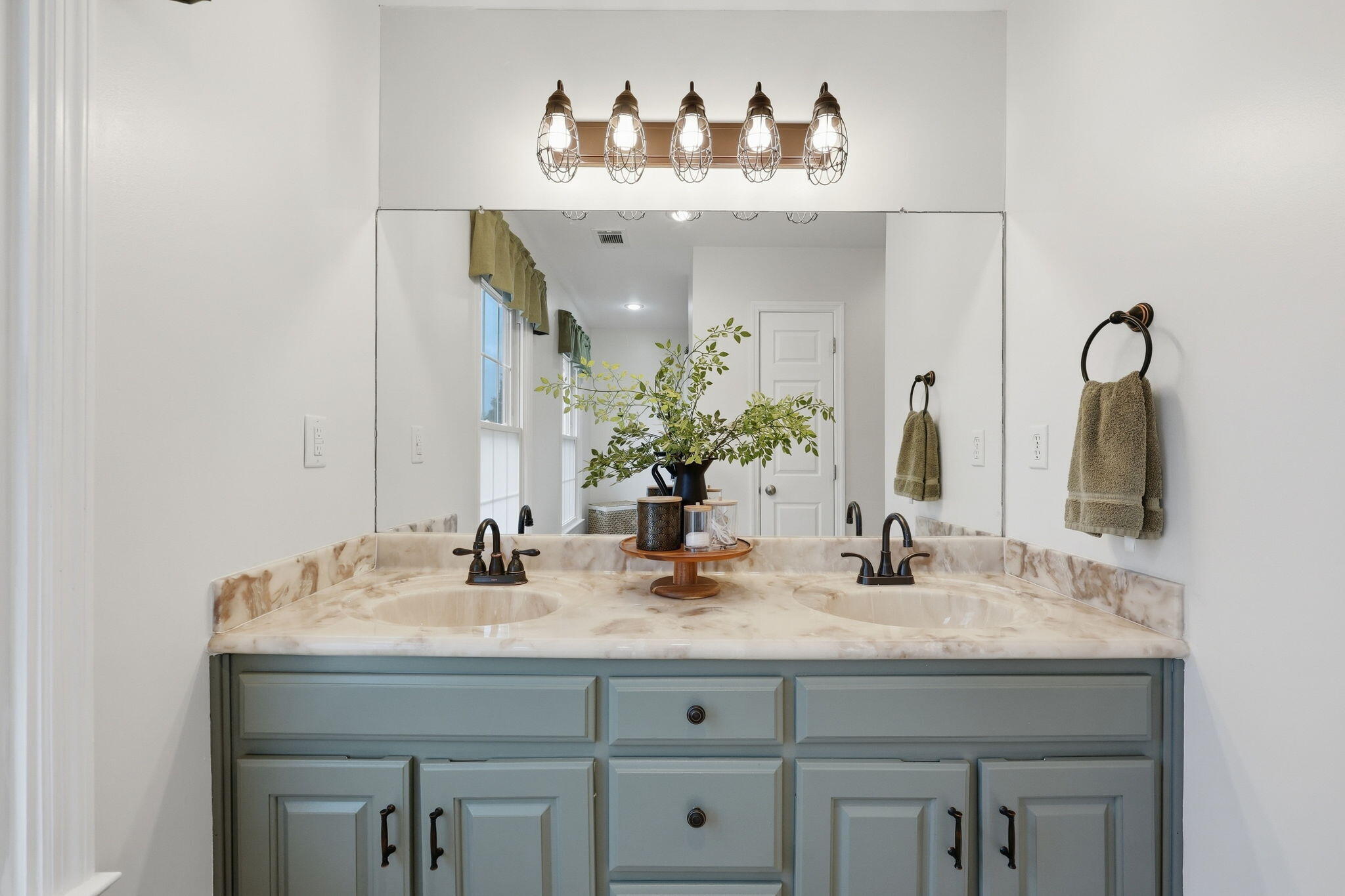 1255 The Ridings Winchester, KY 40391 - Photo 35 of 66 Primary Bath