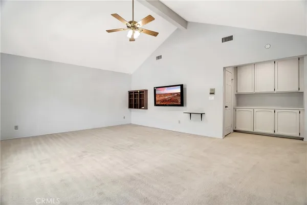 a view of empty room with a ceiling fan
