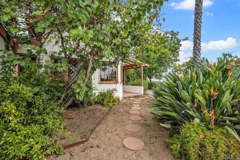 a view of a back yard