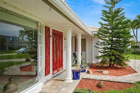 a view of a livingroom with furniture