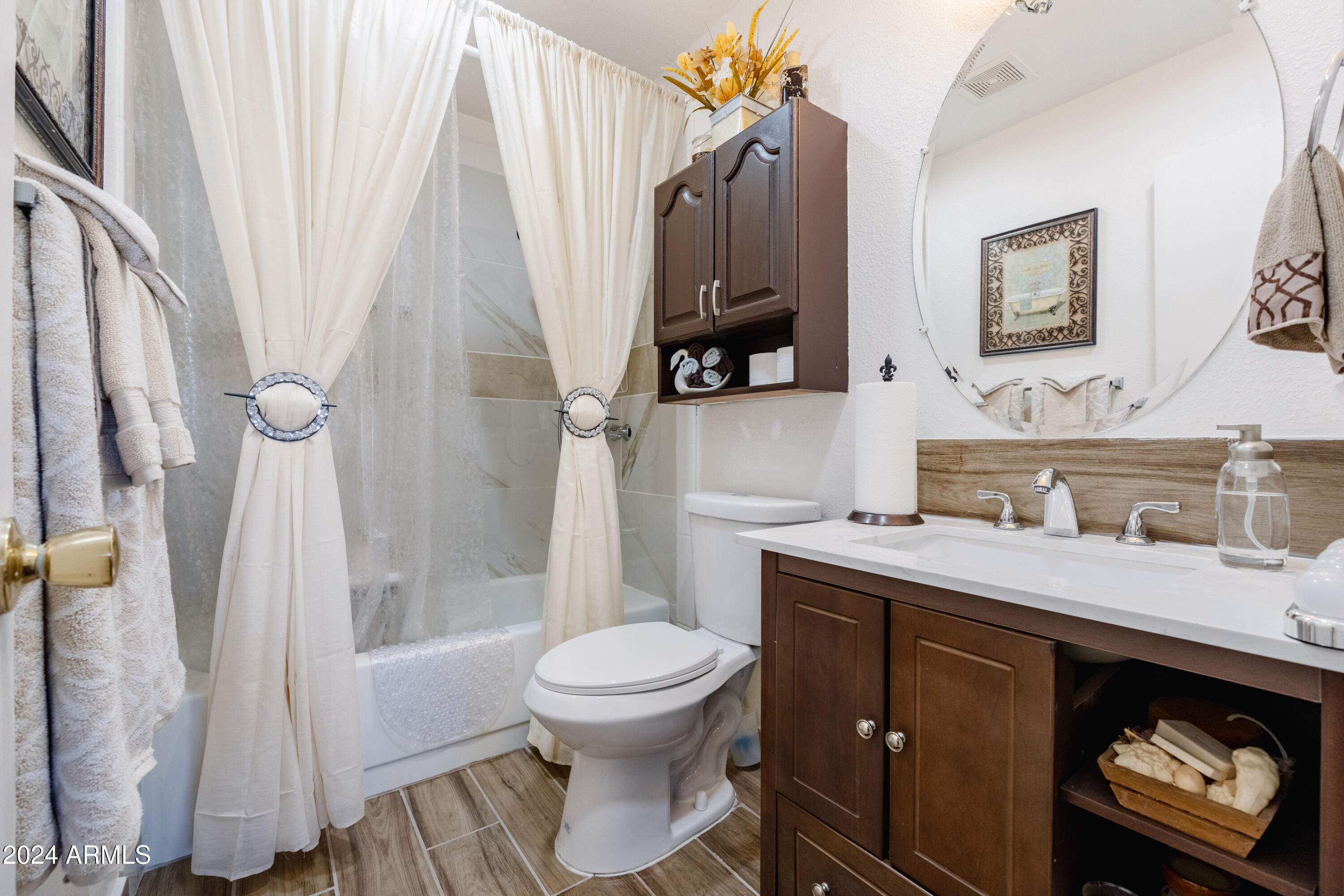 6515 West Cheery Lynn Road Phoenix, AZ 85033 - Photo 6 of 12 Full Bath