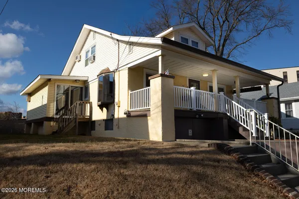 a view of a house with a yard