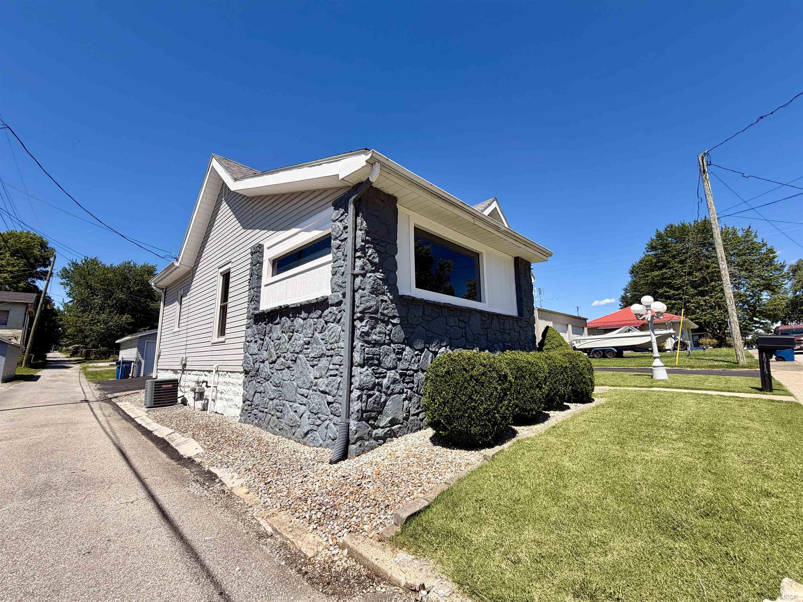 1915 7th Street Bedford, IN 47421 - Photo 4 of 28
