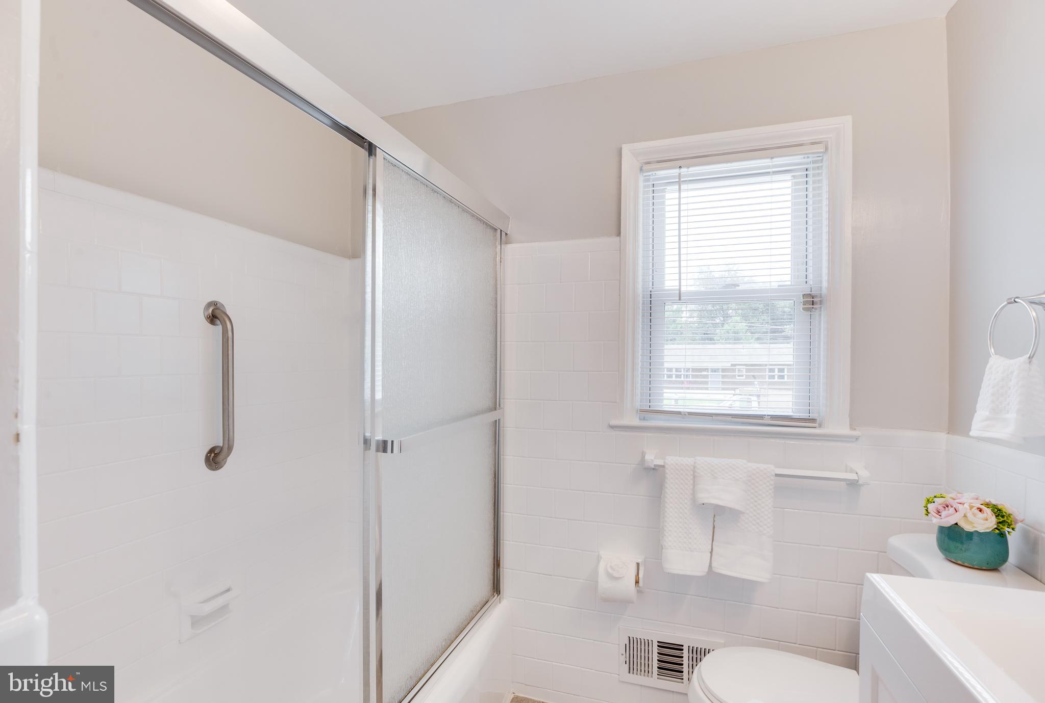 5202 Cedar Road Alexandria, VA 22309 - Photo 19 of 65 Main level Full Bathroom