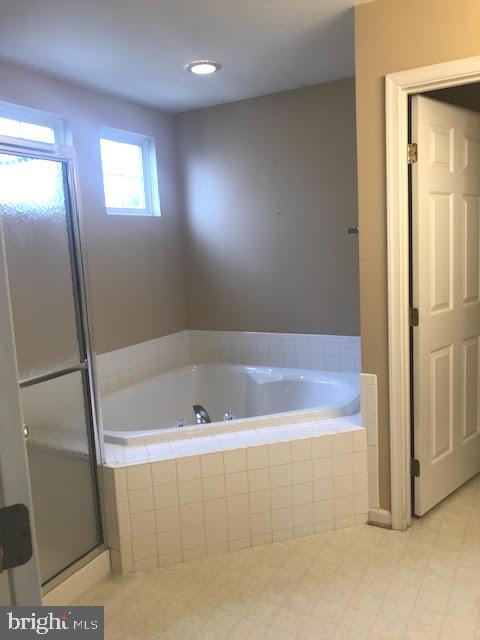 2025 Germander Way Woodbridge, VA 22192 - Photo 18 of 39 a bath tub sitting next to a shower