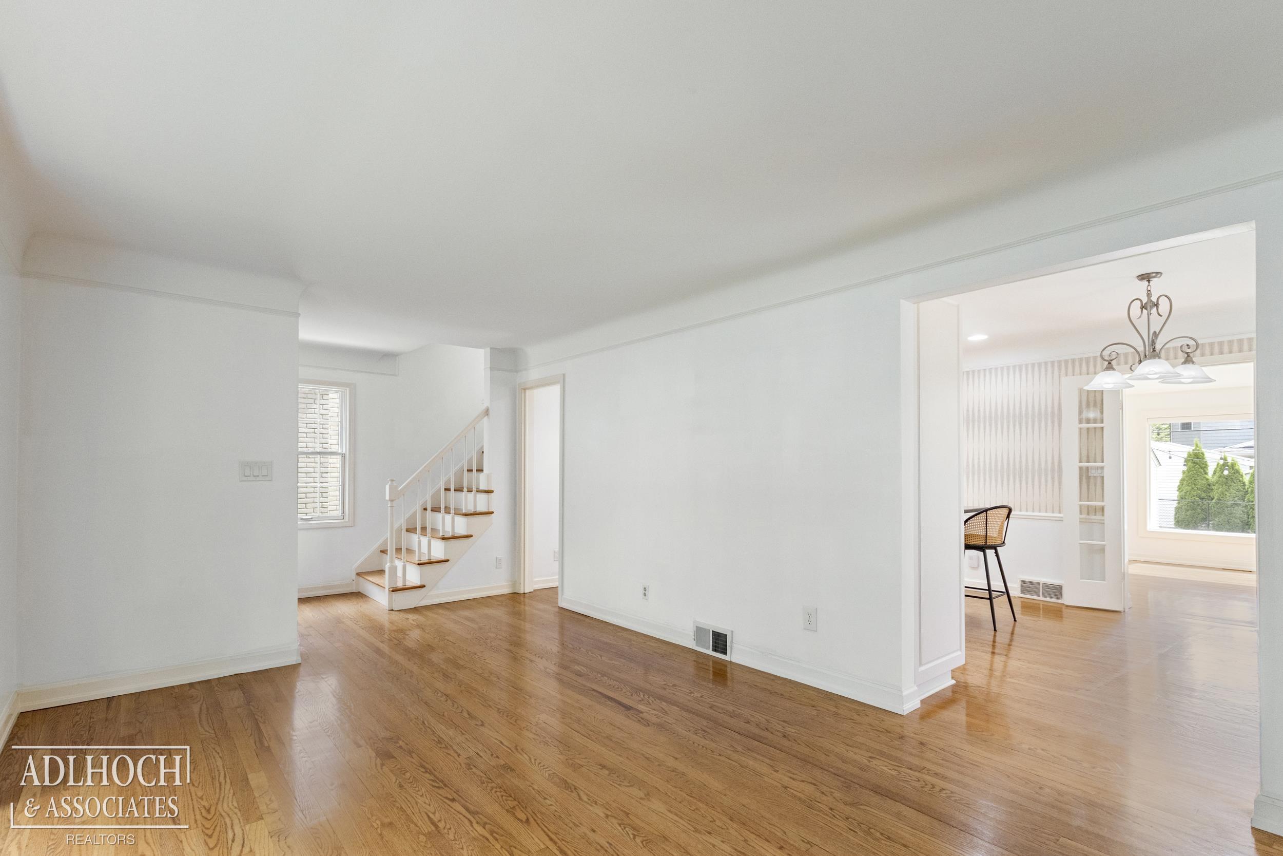 211 McMillan Road Grosse Pointe, MI 48236 - Photo 8 of 34 50145432-2f982481-eefa-40ae-9e29-a9caa76ded00.JPG