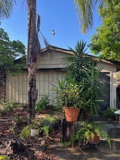 2060 Gettysburg Avenue Clovis, CA 93611 - Photo 31 of 40 a front view of a house with garden