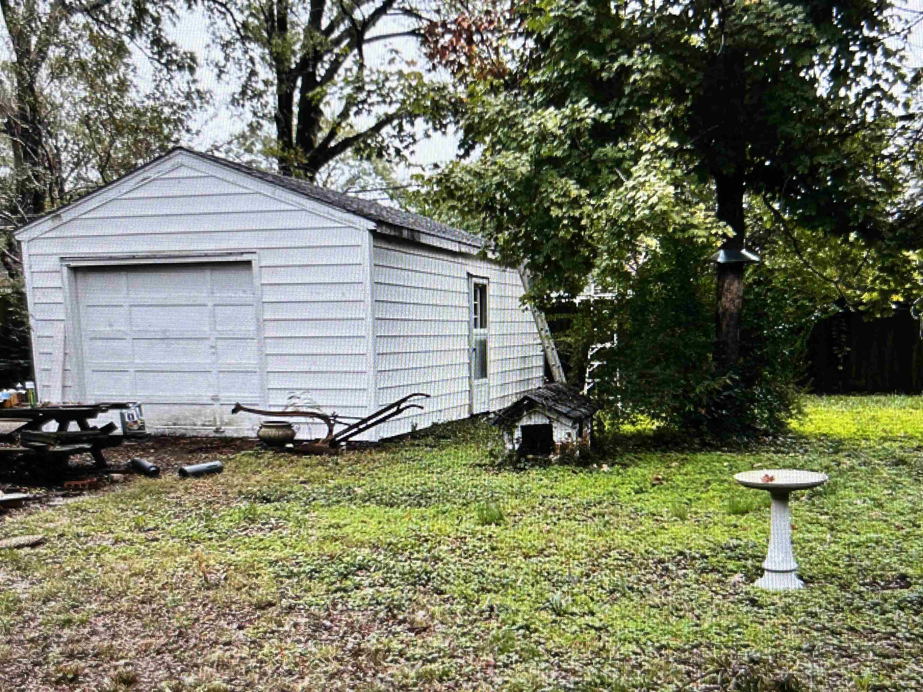 1542 Hopewell Road Memphis, TN 38117 - Photo 2 of 2 a front view of a house with garden