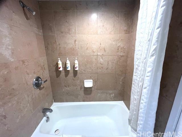 1850 Ala Moana Boulevard, Unit 915 Honolulu, HI 96815 - Photo 10 of 24 a bathroom with a bathtub