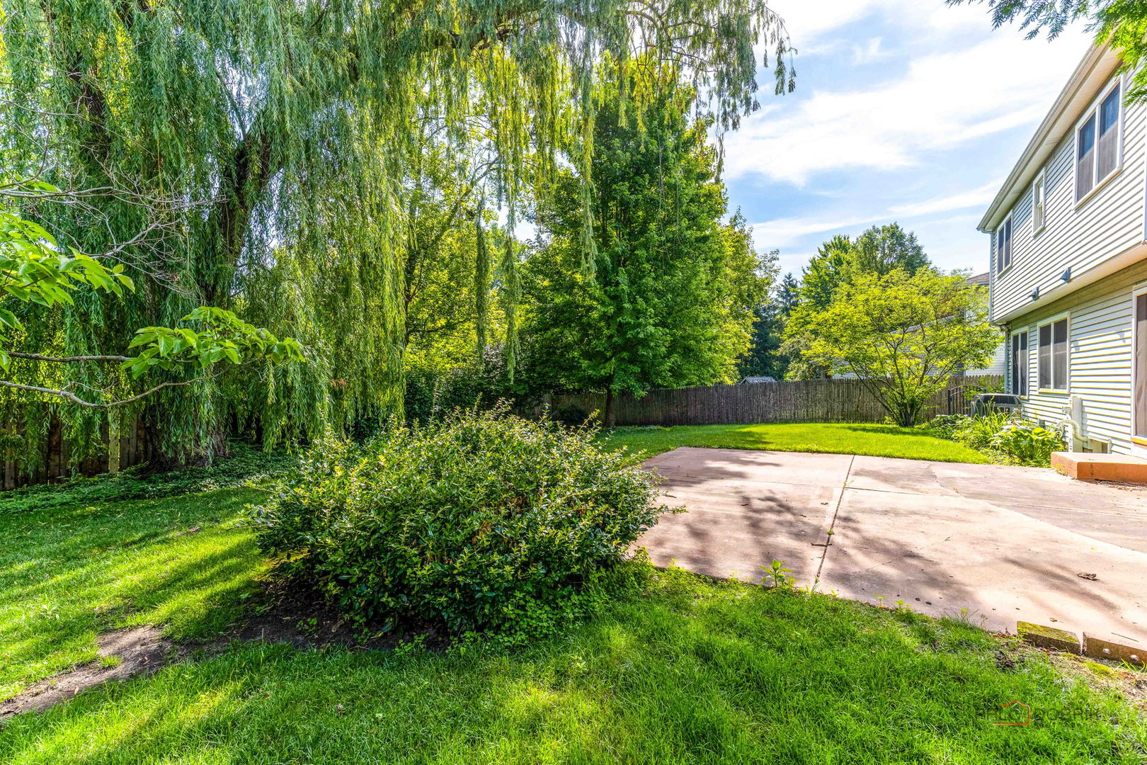 1338 Trinity Place Libertyville, IL 60048 - Photo 19 of 24 a view of a yard with plants and large trees