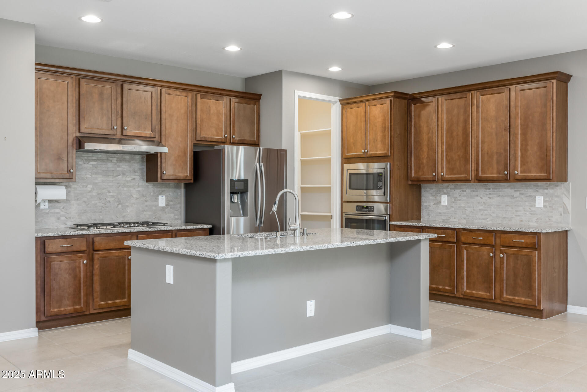 20673 East Canary Way Queen Creek, AZ 85142 - Photo 8 of 36 8) KITCHEN