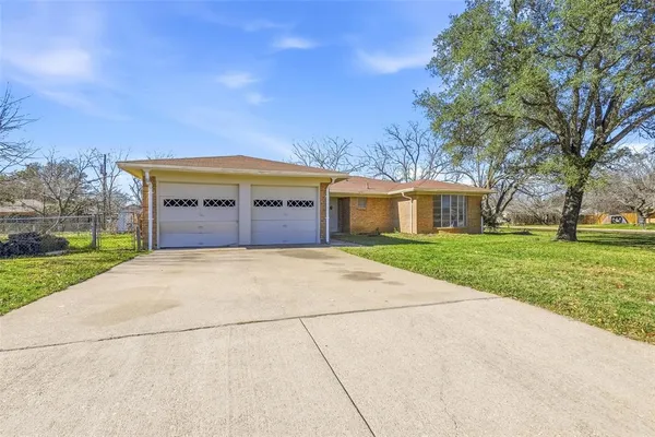 $2,075 | 125 North Jessup Street, Alvarado, TX 76009